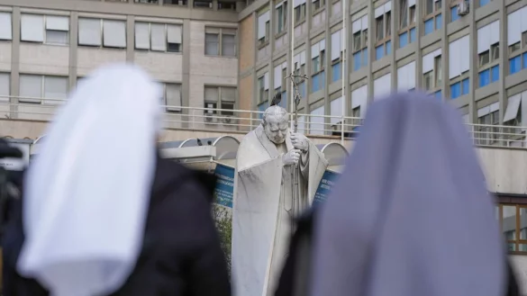 Dem schwer erkrankten Papst geht es dem Vatikan zufolge besser. - © Andrew Medichini/AP/dpa