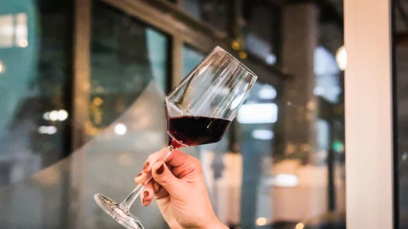 Kirsche, Beeren, Pflaume: Wer gerne rote Früchte mag, dürfte an Rotwein Gefallen finden. - © Ricarda Dieckmann/dpa-tmn