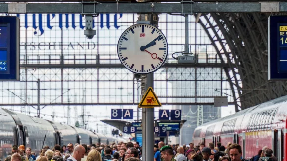 Die Bahn steckt in der Krise - nun soll es einen Wechsel an der Konzernspitze geben. (Archivbild) - © Andreas Arnold/dpa