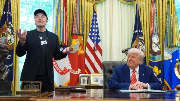 Tech-Milliardär Elon Musk rief im Auftrag von US-Präsident Donald Trump das Kostensenkungsgremium Doge ins Leben. Dessen Mitarbeiter sollen nun auf noch mehr Daten zugreifen können. (Archivbild) - © Evan Vucci/AP/dpa