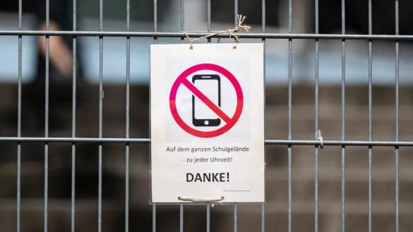 Die Regeln sind unterschiedlich: Manche Schulen haben Handys komplett verbannt, andere sind weniger streng. Ob es flächendeckende Regeln gibt, entscheiden die Bundesländer selbst. (Symbolbild) - © Marijan Murat/dpa