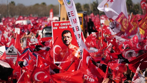 Mehr als 800 Menschen sollen wegen der Proteste gegen die Imamoglu-Festnahme vor Gericht - © Francisco Seco/AP/dpa