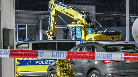Der Bagger hat eine Schneise der Verwüstung hinterlassen. - © Fabian Koss/onw-images/dpa
