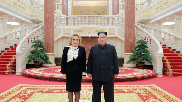 Valentina Matwijenko - hier bei einem Treffen mit Nordkoreas Staatschef Kim Jong Un - gilt als enge Vertraute von Kremlchef Wladimir Putin noch aus Petersburger Zeiten. (Archivbild) - &copy; -/KCNA/dpa