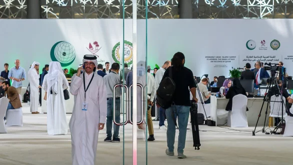 Vertreter aus rund 60 arabischen und weiteren islamischen Staaten rufen zu einem Waffenembargo gegen Israel auf. - © Nikku/XinHua/dpa