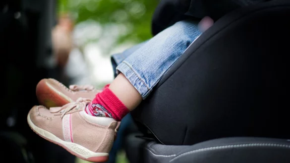 Die meisten jüngeren Kinder werden bei Unfällen im Auto verletzt oder getötet. (Symbolbild) - © Nicolas Armer/dpa/dpa-tmn