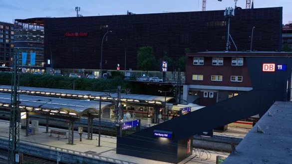 Bei dem Angriff am Hamburger Bahnhof wurden mehrere Menschen verletzt. - © Georg Wendt/dpa