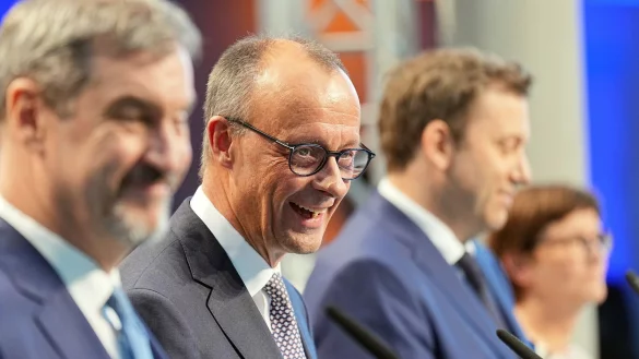 Große Pläne, lachende Gesichter: Auf 146 Seiten haben die Unterhändler von Union und SPD ihre Ideen für die nächsten vier Jahre festgehalten. - © Michael Kappeler/dpa