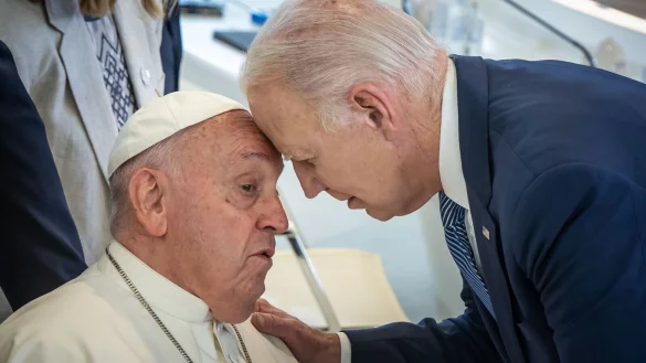 Vor seinem Abschied aus dem Weißen Haus ehrt Joe Biden den Papst auf besondere Weise. (Archivbild) - © Michael Kappeler/dpa