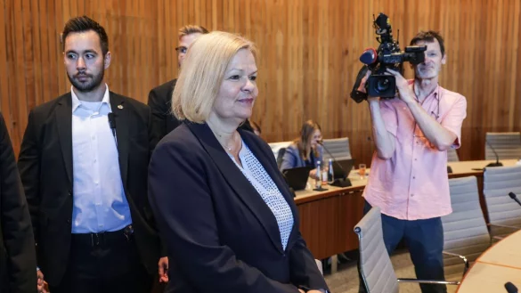 Die ehemalige Bundesinnenministerin Nancy Faeser (SPD) steht im Untersuchungsausschuss des nordrhein-westfälischen Landtags zum Terror-Anschlag von Solingen Rede und Antwort. - © Oliver Berg/dpa