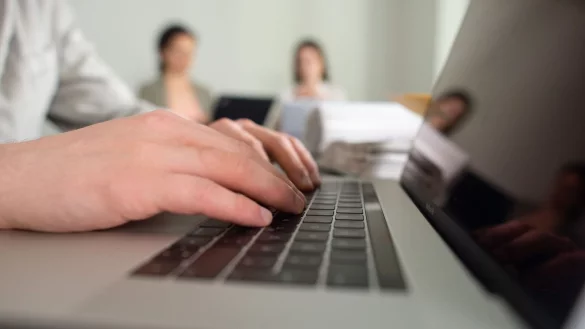 In Deutschland arbeiten im EU-Vergleich besonders viele Menschen in Teilzeit - vor allem Frauen. (Archivbild) - © Klaus-Dietmar Gabbert/dpa