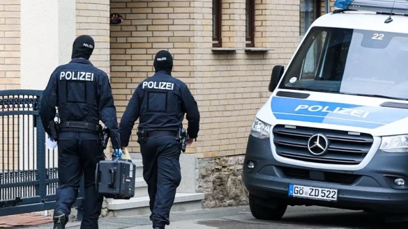 Bei den Durchsuchungen waren Spezialkr&auml;fte der Polizei im Einsatz. - &copy; --/dpa