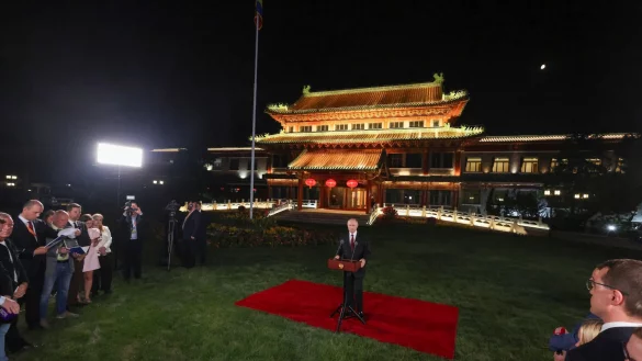 Russland k&ouml;nne seine Ziele in der Ukraine auch milit&auml;risch erreichen, sagte Putin bei einer Pressekonferenz in Peking. - &copy; Maxim Shemetov/Pool Reuters/AP/dpa