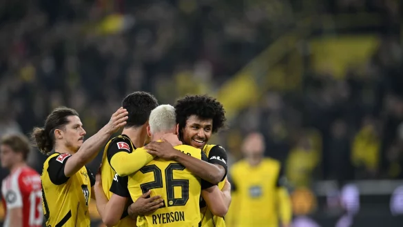 Die Dortmunder Spieler bejubeln einen klaren Heimsieg. - © Fabian Strauch/dpa