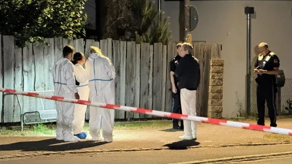 Die Spurensicherung untersucht den Tatort. - © Goppelt/Vifogra /dpa