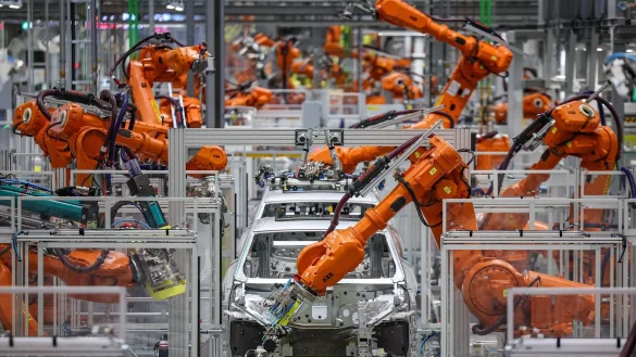 Die Autoindustrie hat deutlich weniger Industrieroboter aufgestellt. (Archivbild) - &copy; Jan Woitas/dpa