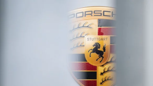 Nach Protesten hat Porsche die Ausbaupläne für seine Teststrecke in Süditalien gestoppt. (Archivbild) - © Marijan Murat/dpa