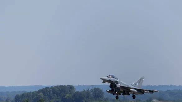 Ein Eurofighter soll Aufnahmen liefern und so bei der Suche helfen. (Archivbild) - &copy; Rolf Vennenbernd/dpa