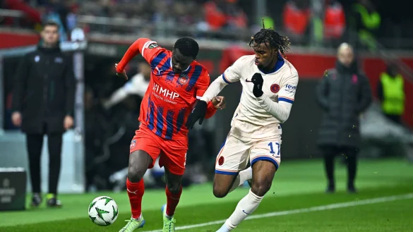 Carney Chukwuemeka (r) könnte in Lissabon sein Debüt für Dortmund feiern. - © Tom Weller/dpa