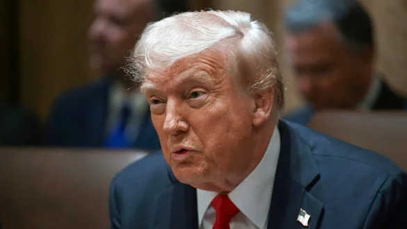 Noch hält sich Donald Trump bedeckt dazu, ob er seine Drohung wahr machen und die militärische Hilfe für die Ukraine einstellen könnte. (Archivbild) - © Pool/AP/dpa