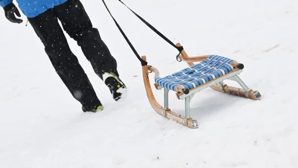 Der alkoholisierte Rodler prallte gegen eine Pistenabtrennung (Symbolbild) - © Angelika Warmuth/dpa