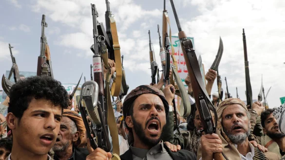 Huthi-Anh&auml;nger bei einer Demonstration gegen Israel und die USA. (Archivbild) - &copy; Osamah Abdulrahman/AP/dpa