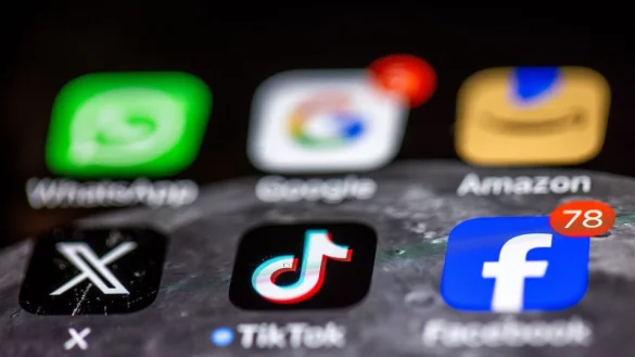 Social Media sind die dominante Freizeitbeschäftigung vieler Kinder und Jugendlicher, doch laut Ifo-Umfrage sind TikTok und Co. einer großen Mehrheit in Deutschland suspekt. (Symbolbild) - © Jens Büttner/dpa