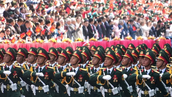 13.000 Soldaten und Polizisten nahmen an der riesigen Parade teil. - © Hau Dinh/AP/dpa