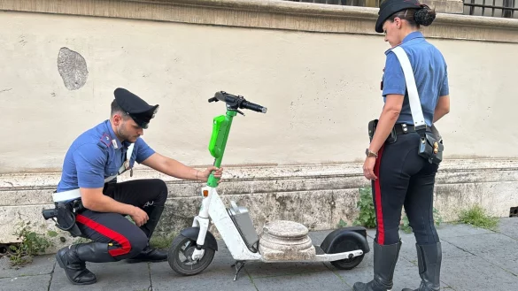 Zwei Carabinieri begutachten den Marmorsockel auf einem elektrischen Leihroller. - &copy; ---/Comando Generale Dell&rsquo;arma Dei/dpa