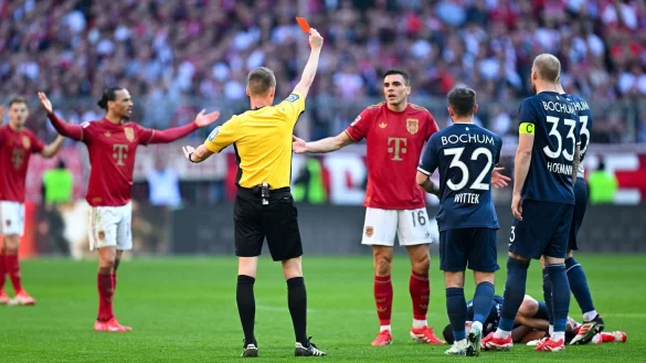 Wendepunkt: Bayern-Profi Joao Palhinha (M.) sieht gegen den VfL Bochum Rot. - © Sven Hoppe/dpa