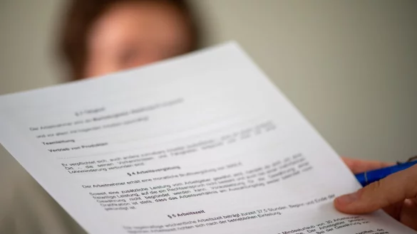 Der Anspruch auf Entgeltfortzahlung im Krankheitsfall entsteht bei neuen Arbeitsverhältnissen generell erst nach einer vierwöchigen Wartezeit. - © Klaus-Dietmar Gabbert/dpa-tmn