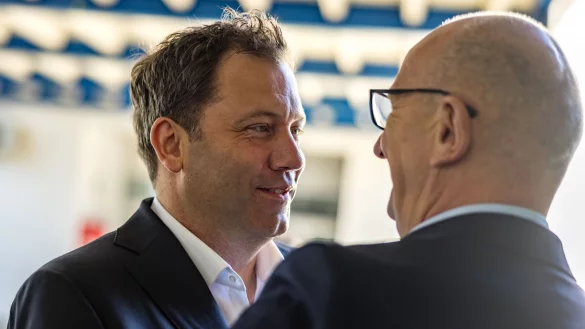 Der SPD-Vorsitzende Lars Klingbeil zeigt sich optimistisch für die Gespräche zur Kompensation der Länder zum Investitionspaket. - © Frank Hammerschmidt/dpa