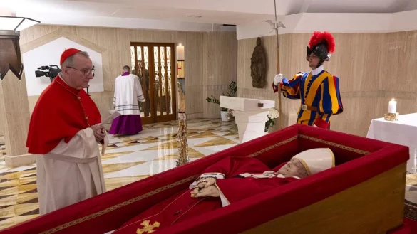 Der tote Papst Franziskus liegt nun in der Kapelle seiner Residenz Santa Marta im offenen Sarg. - © Vatican Media/Vatican Media/AP/dpa