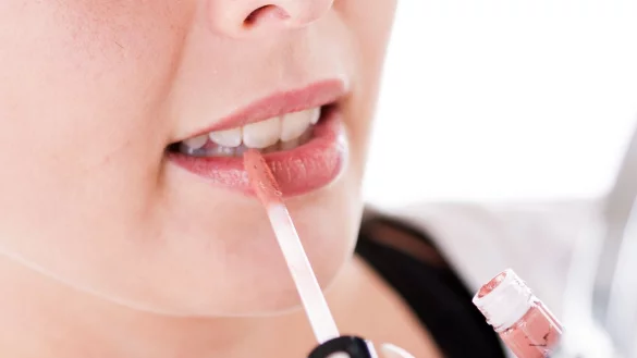 &laquo;&Ouml;ko-Test&raquo; hat 15 rosafarbene Lipglosse getestet. Bis auf 1 Produkt enthielten alle Titandioxid und bekamen die Note &laquo;befriedigend&raquo;. - &copy; Christin Klose/dpa-tmn