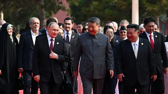 Der russische Präsident Wladimir Putin, der chinesische Präsident Xi Jinping und der nordkoreanische Machthaber Kim Jong Un kommen zu einer Militärparade anlässlich des 80. Jahrestages der Kapitulation Japans im Zweiten Weltkrieg. - © Sergei Bobylev/Pool Sputnik Kremlin/dpa