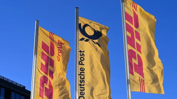 Eine Fahne der DHL-Brieftochter Deutsche Post weht vor der Bonner Konzernzentrale an einem Mast. (Archivfoto) - &copy; Wolf von Dewitz/dpa