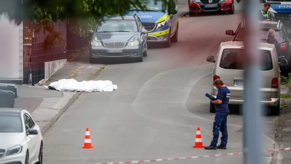 Eine nach der Bluttat festgenommene Frau ist wieder auf freiem Fuß. - © Christoph Reichwein/dpa