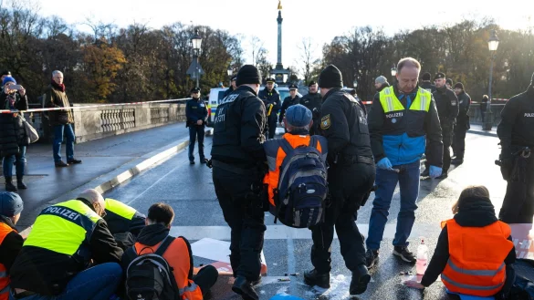 Die Gruppe Letzte Generation war bei bayerischen Ermittlern nicht nur wegen zahlreicher Straßenblockaden in den Fokus geraten. (Archivbild) - © Lennart Preiss/dpa