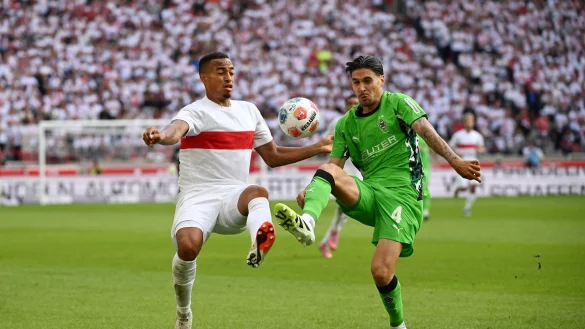 Die Stuttgarter um Jamie Leweling (l) taten sich gegen Gladbach sehr schwer. - © Marijan Murat/dpa