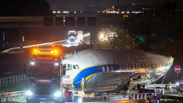 Per Schwertransport kommt das historische Flugzeug nach Frankfurt. - &copy; Boris Roessler/dpa