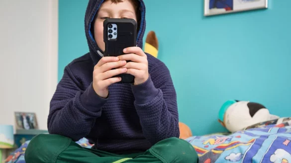 Echt oder Fake? Das können Kinder oft nicht leicht erkennen. Eltern sollten daher ihr Kind dazu ermutigen, Medien kritisch zu hinterfragen. - © Christin Klose/dpa-tmn