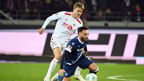 Traf entscheidend ins eigene Tor: Kölns Kapitän Timo Hübers (l.). - © Uli Deck/dpa