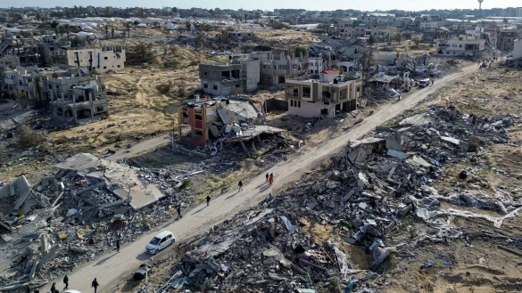 Im weitgehend verwüsteten Gazastreifen hat nach mehr als 15 Monaten Krieg eine Waffenruhe begonnen. - © Jehad Alshrafi/AP/dpa