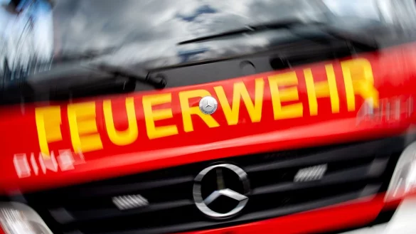 Die Feuerwehr war bei dem Garagenbrand mit einem Gro&szlig;aufgebot vor Ort. (Symbolbild) - &copy; Hauke-Christian Dittrich/dpa