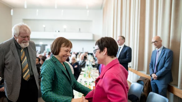 Vorgängerin Annette Kurschus (l) gratuliert Adelheid Ruck-Schröder (r) zur Wahl. - © Fabian Strauch/dpa