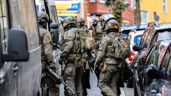 Schwer bewaffnete Sicherheitskräfte im Einsatz bei einer Durchsuchung in Hagen. Die Polizei hat einen Raubüberfall auf ein Werttransportunternehmen vereitelt. - © Alex Talash/dpa