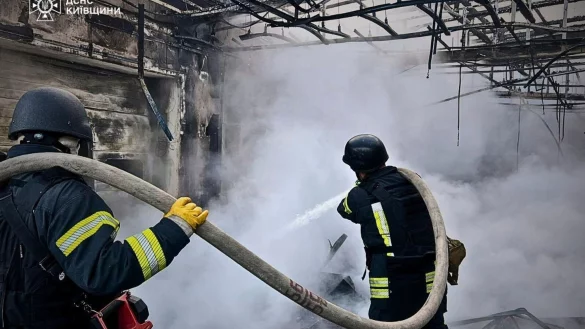 Die Ukraine erlebte in der Nacht zum Sonntag die bisher stärksten Drohnenangriffe seit Kriegsbeginn. - © Uncredited/Ukrainian Emergency Service/AP/dpa