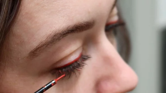 Vielseitig und strahlend: Roter Eyeliner ist angesagt. - © Julia Bresching/dpa-tmn