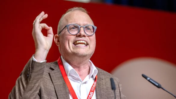 Der nordrhein-westfälische Oppositionsführer Jochen Ott sieht dringenden Handlungsbedarf gegen Monopole im Online-Medienmarkt und Gewalt im Netz. (Archivbild) - © Thomas Banneyer/dpa