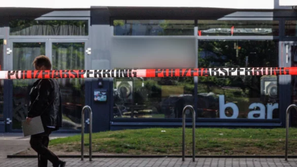 In der Nacht hatten vor eine Bar viele Menschen gefeiert – darunter auch Fußballfans, die den Aufstieg ihrer Mannschaft Arminia Bielefeld in die Zweite Bundesliga bejubelten. - © Friso Gentsch/dpa